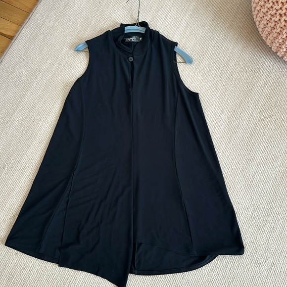 Top. Sleeveless - Picture 1 of 4